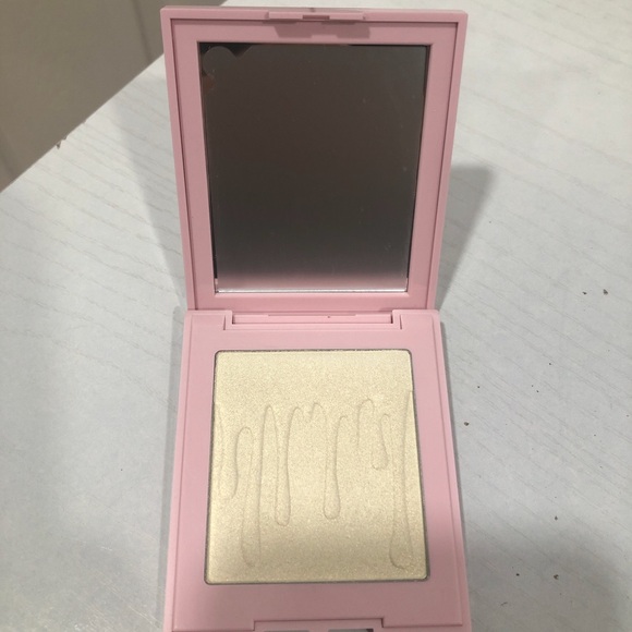 Kylie Cosmetics Pressed Illuminating Powder in the shade Quartz - Picture 2 of 5